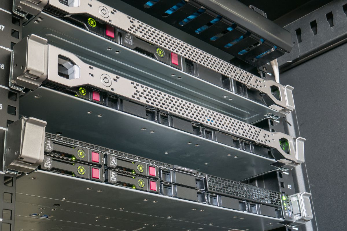Fibre optic cabling and connections in a communications cabinet